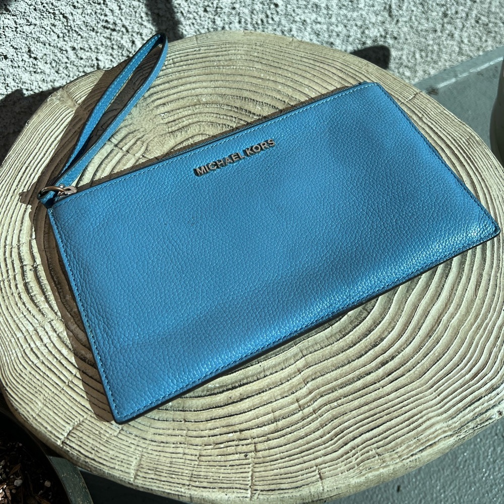 ꧁ Michael Kors Bedford Large Leather Zip Clutch in ‘Sky Blue’ ꧂ - Picture 1 of 7